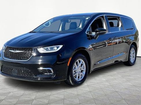 Used 2024 Chrysler Pacifica Touring-L image 3