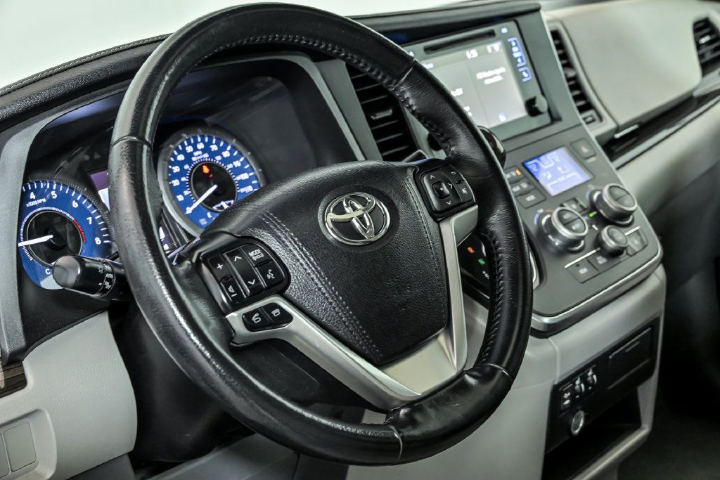 Used 2015 Toyota Sienna XLE FWD image 16