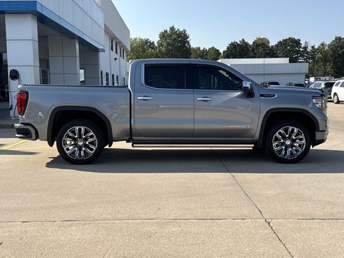 Used 2023 GMC Sierra 1500 Denali w/ Technology Package AWD/4WD image 2