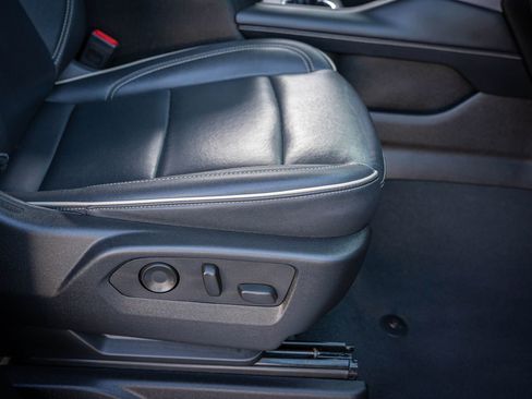 Used 2024 GMC Yukon XL SLT image 35