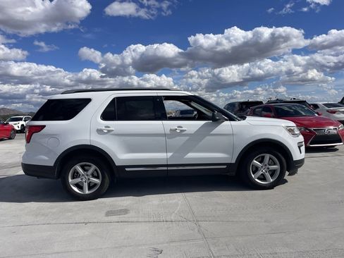Used 2018 Ford Explorer XLT image 3