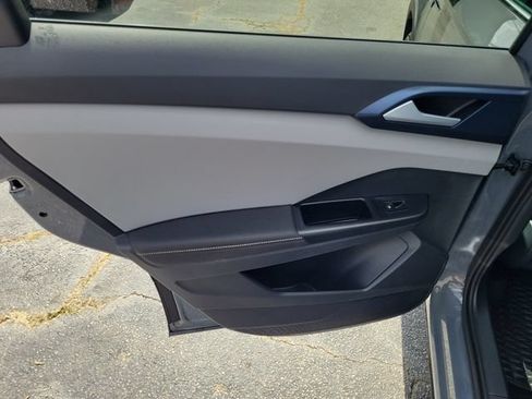 Certified 2024 Volkswagen Taos SE w/ Panoramic Sunroof Package FWD image 20
