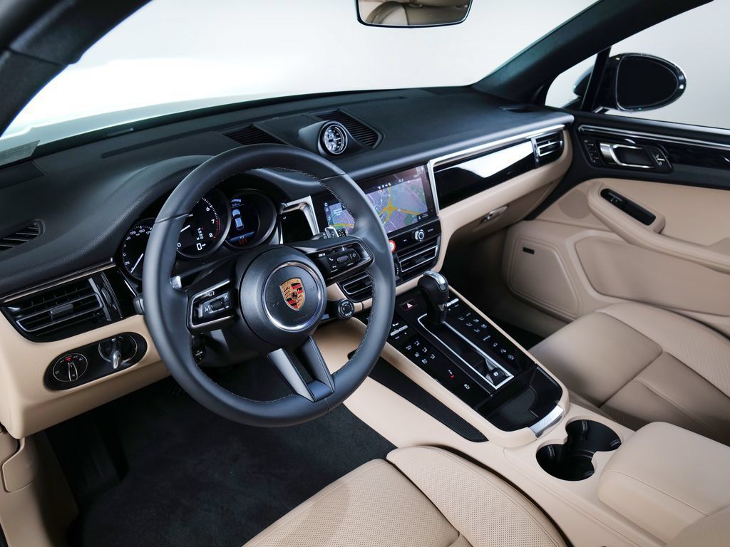 Certified 2026 Porsche Macan AWD/4WD image 5
