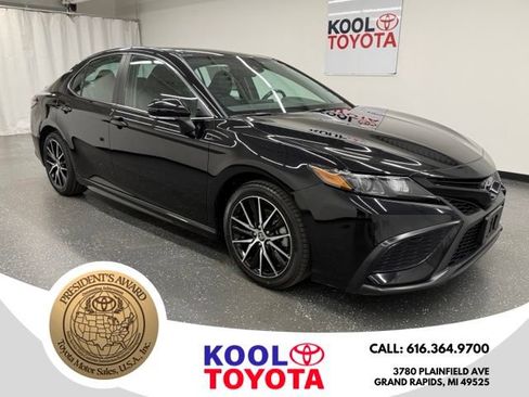 Certified 2024 Toyota Camry SE FWD image 1