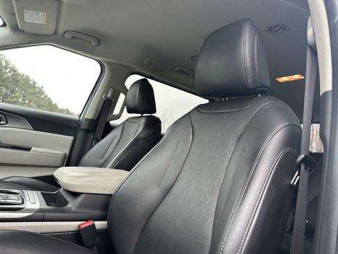 Used 2022 Kia Carnival LX image 14