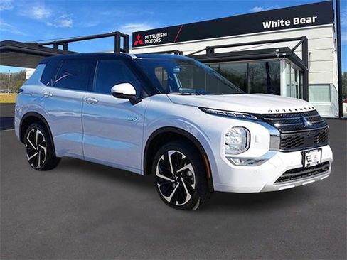 Used 2025 Mitsubishi Outlander SEL image 1