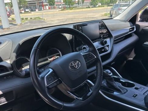 Used 2021 Toyota Highlander LE FWD image 18
