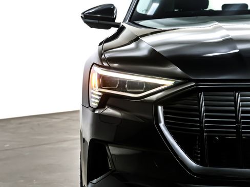 Used 2022 Audi e-tron Premium w/ Convenience Plus Package image 15