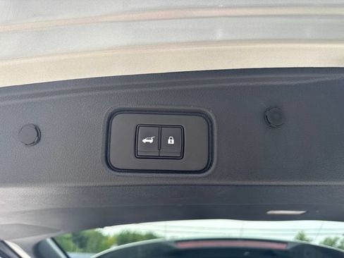 Used 2025 Nissan Pathfinder SL AWD/4WD image 36