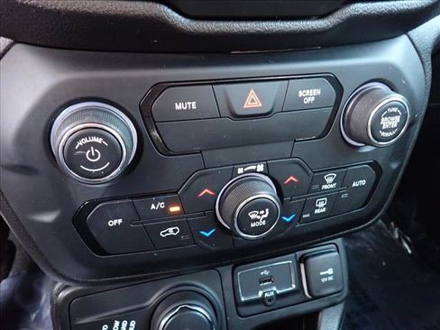 Used 2018 Jeep Renegade Latitude w/ Popular Equipment Group AWD/4WD image 17