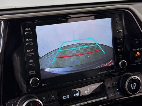 Used 2022 Toyota Highlander XLE AWD/4WD image 17