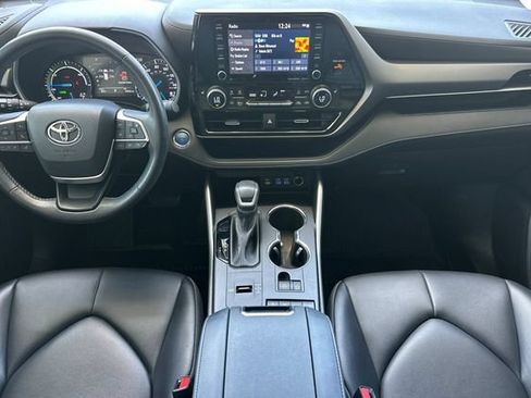 Used 2022 Toyota Highlander XLE AWD/4WD image 13