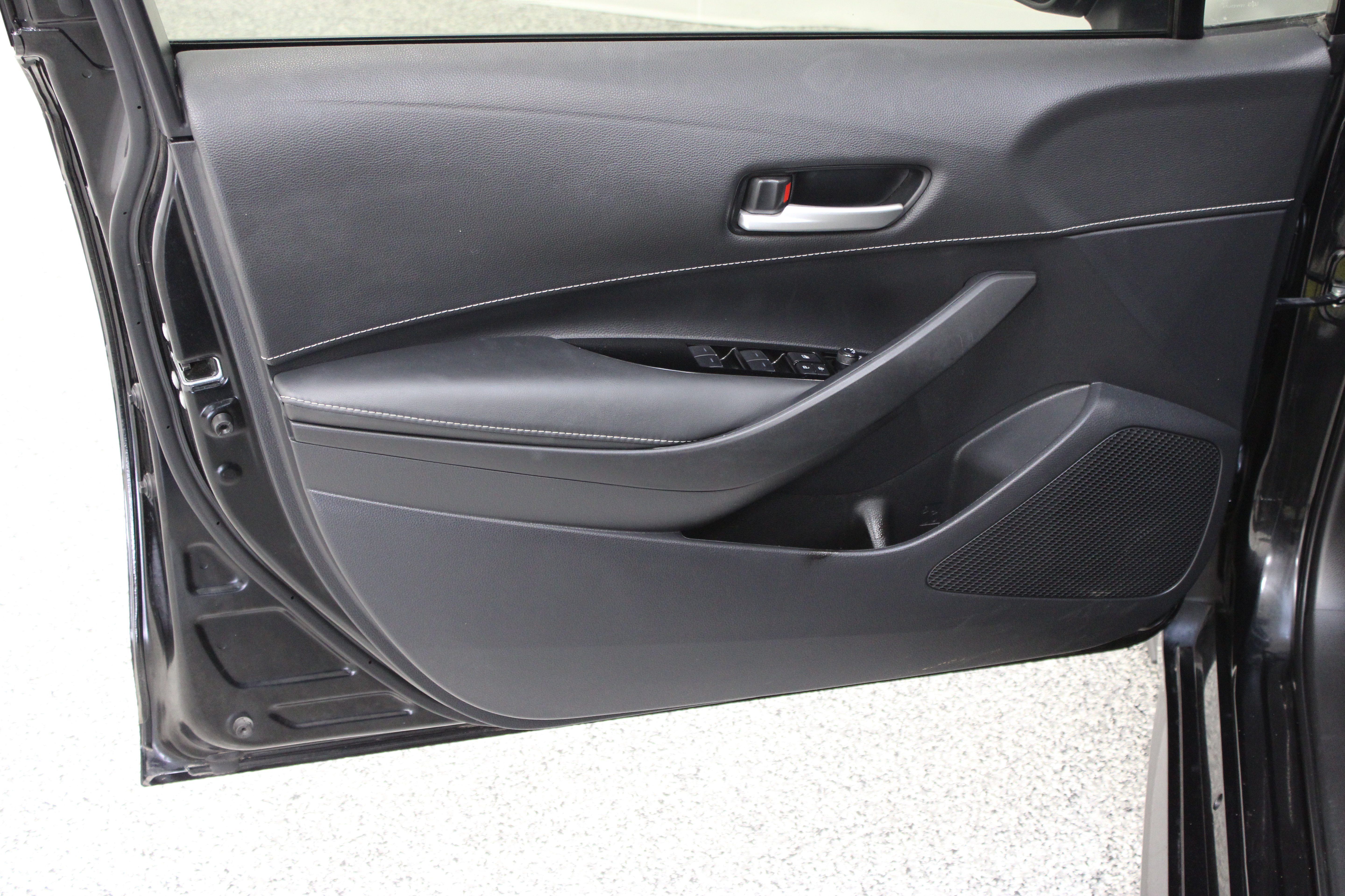Used 2025 Toyota Corolla SE FWD image 12
