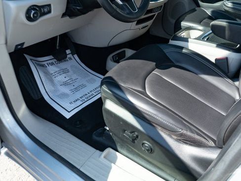 Used 2023 Chrysler Pacifica Touring-L FWD image 26
