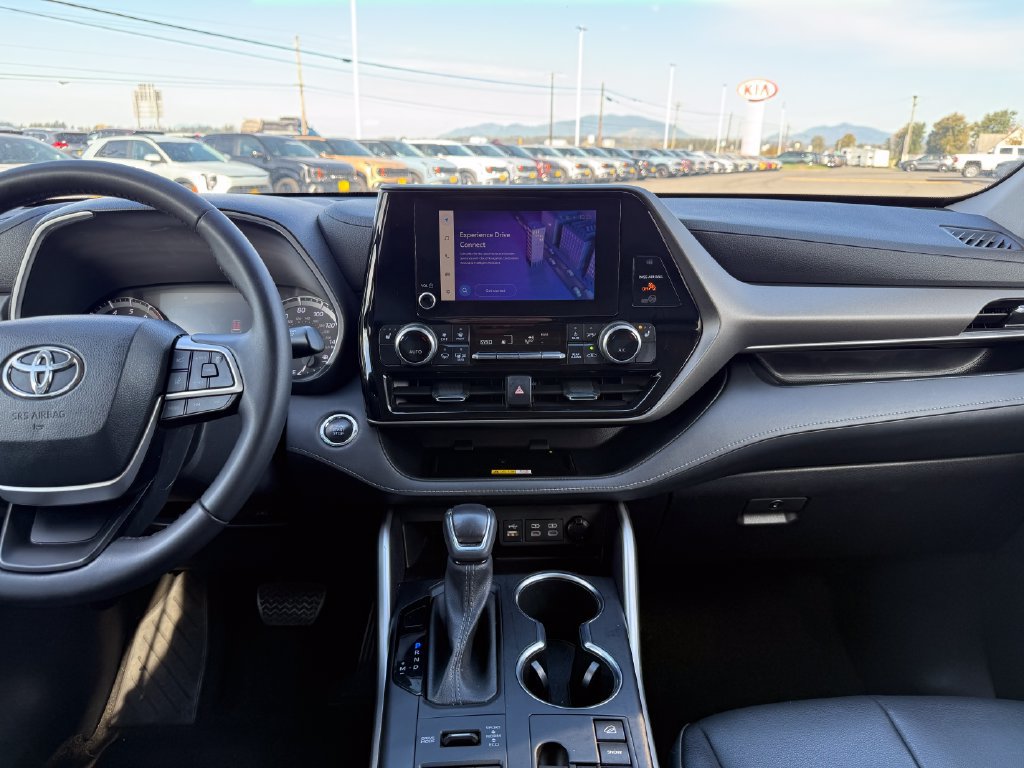Used 2023 Toyota Highlander XLE AWD/4WD image 25