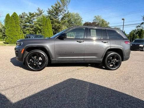 Used 2023 Jeep Grand Cherokee Altitude AWD/4WD image 2