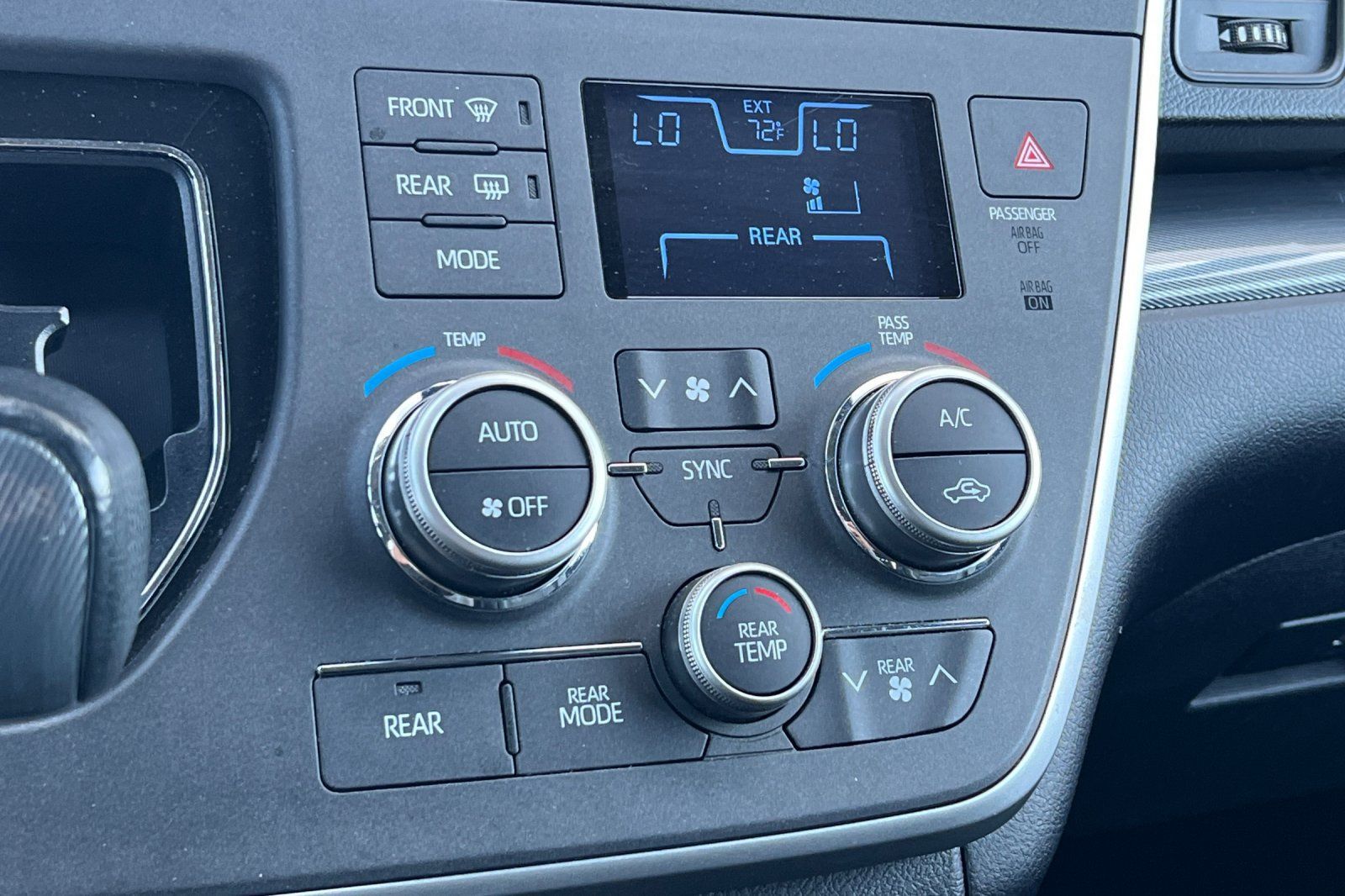 Used 2020 Toyota Sienna SE w/ Carpet Mat Package FWD image 21