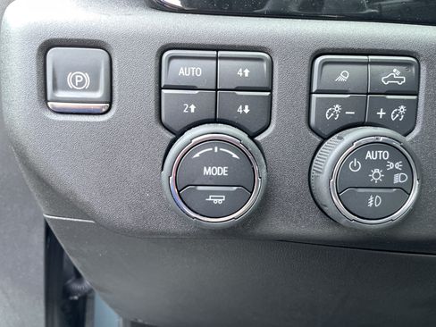 Used 2025 Chevrolet Silverado 1500 LTZ AWD/4WD image 33