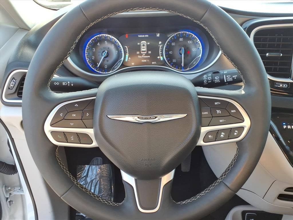 Used 2024 Chrysler Pacifica Touring-L FWD image 21
