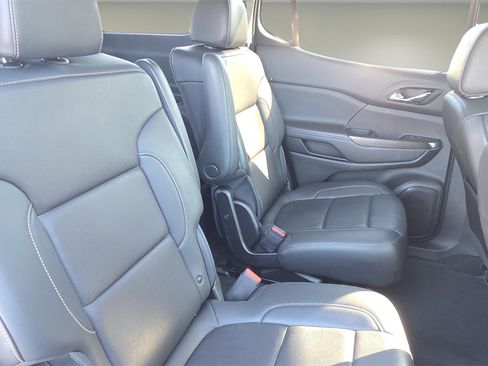 Used 2023 GMC Acadia SLT image 16