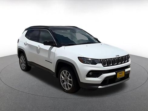 Used 2025 Jeep Compass Limited AWD/4WD image 3