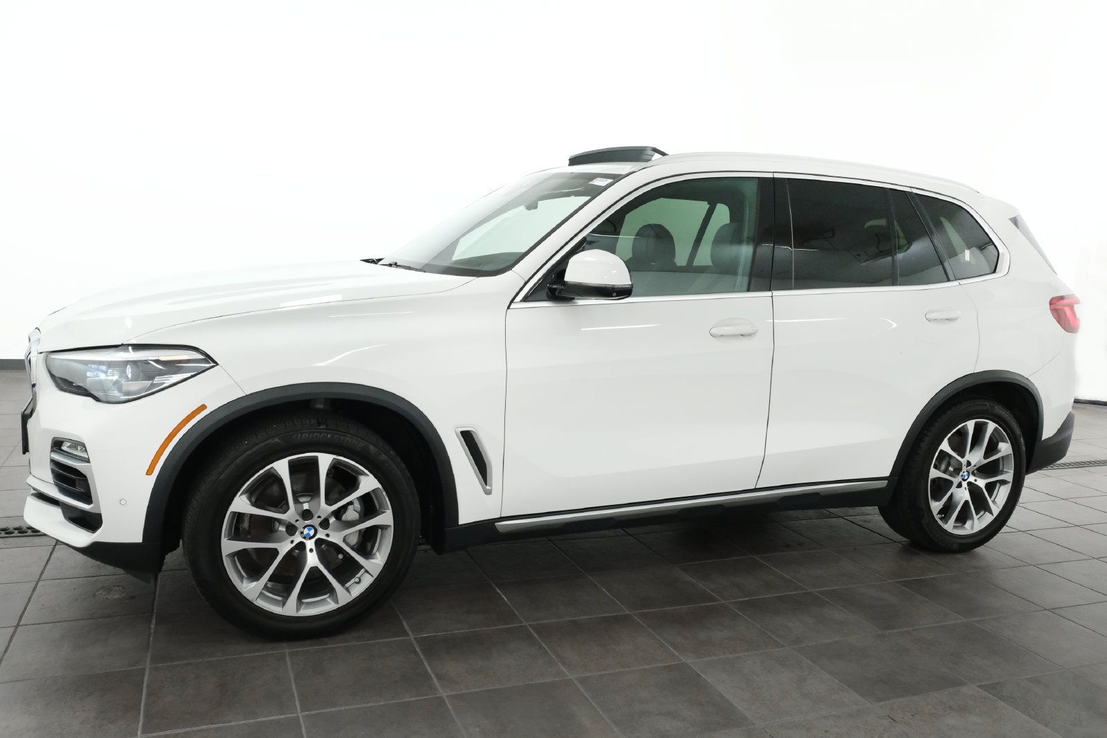 Used 2019 BMW X5 xDrive40i w/ Premium Package 2 AWD/4WD image 2