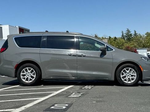 Used 2022 Chrysler Pacifica Touring-L FWD image 3