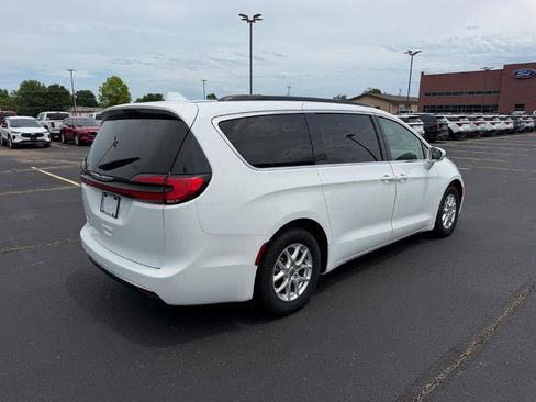 Used 2022 Chrysler Pacifica Touring-L FWD image 3