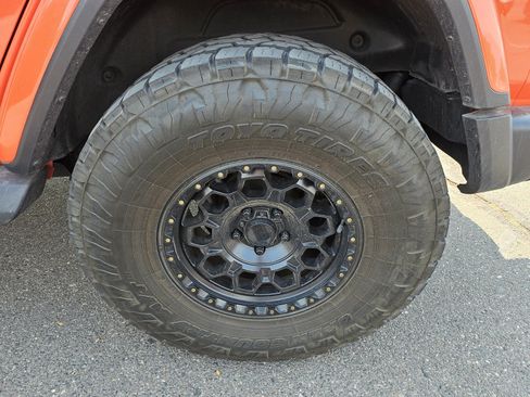 Used 2019 Jeep Wrangler Unlimited Sahara w/ Uconnect 4C Nav & Sound Group AWD/4WD image 17