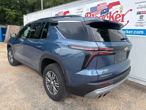 Used 2025 Chevrolet Traverse LT w/ Driver Confidence Package FWD image 8