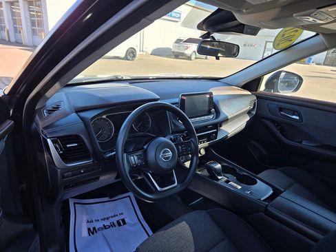 Used 2021 Nissan Rogue SV image 2