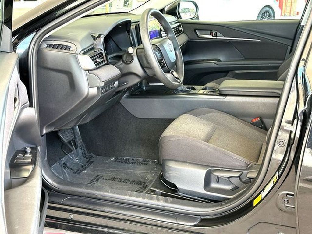 Used 2025 Toyota Camry LE FWD image 10