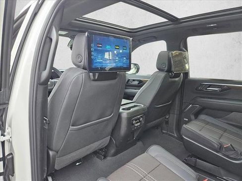 Used 2025 Chevrolet Tahoe High Country image 11