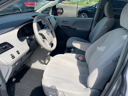 Used 2013 Toyota Sienna LE FWD image 13