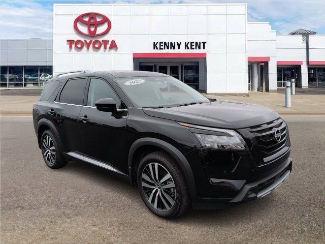 Used 2025 Nissan Pathfinder Platinum w/ Black Appearance Package AWD/4WD image 1