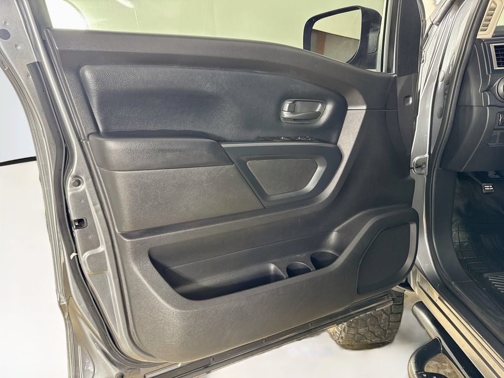 Used 2017 Nissan Titan S AWD/4WD image 11