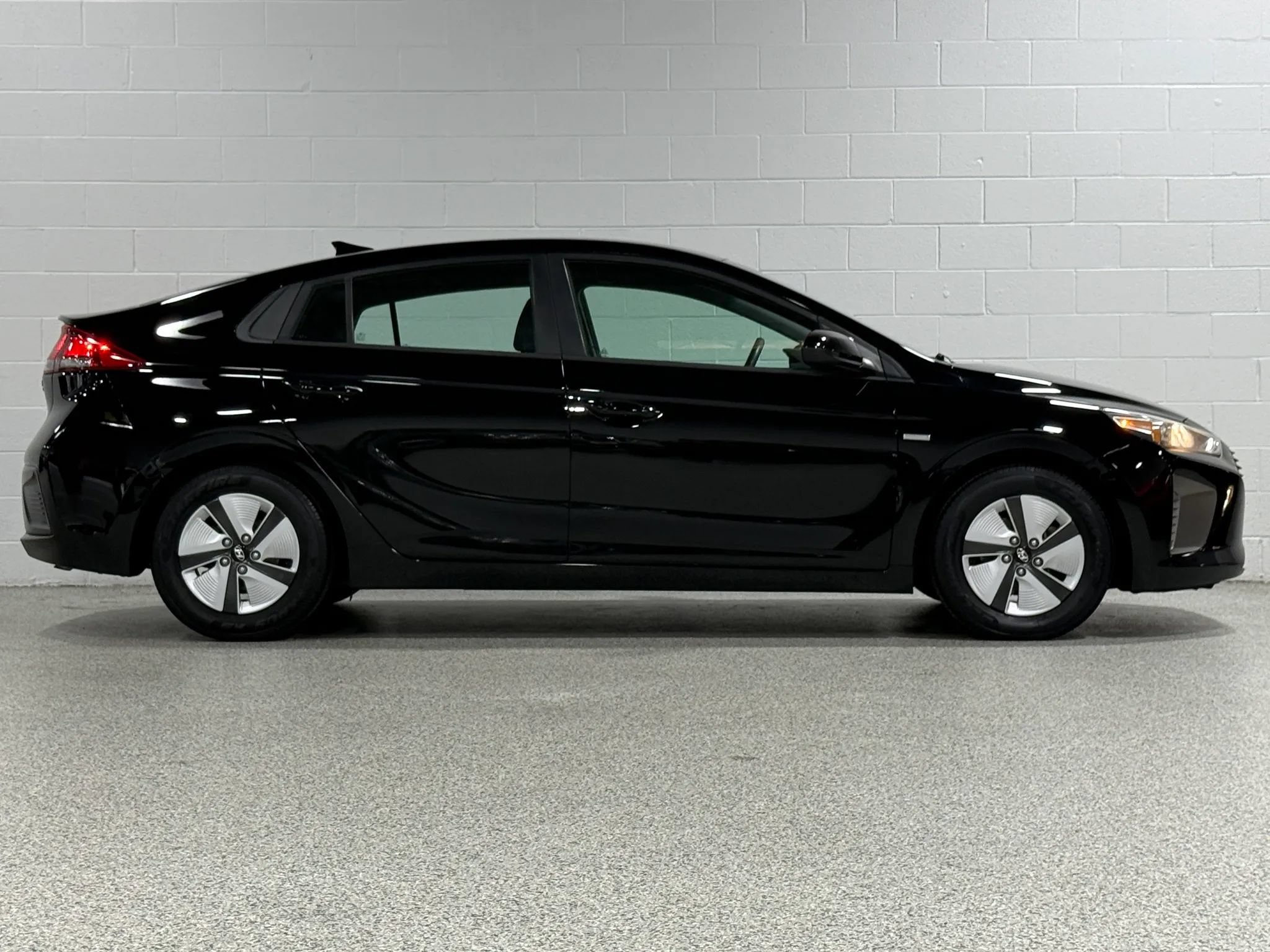 Used 2018 Hyundai Ioniq Blue FWD image 5