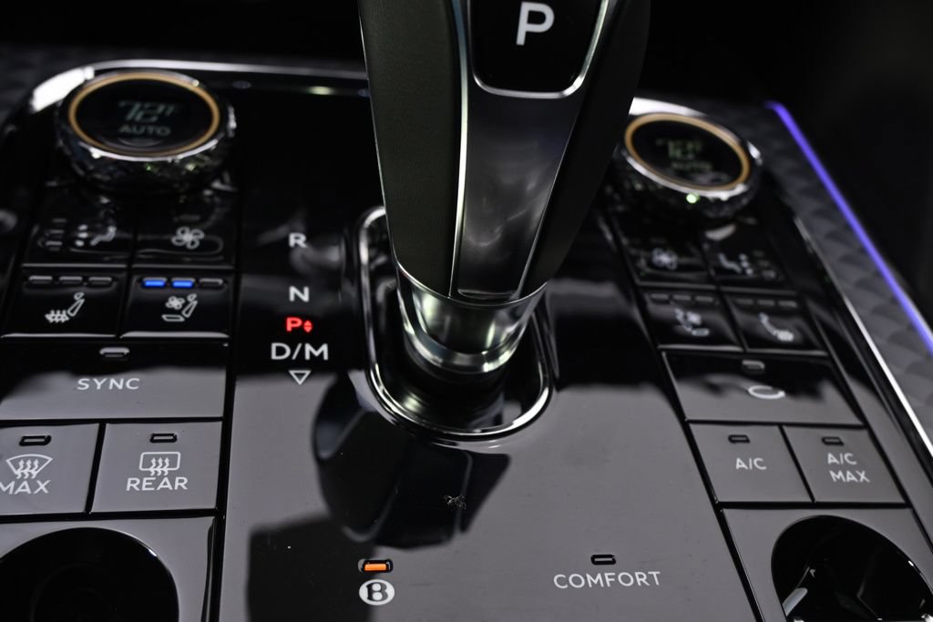Used 2025 Bentley Flying Spur Plug-In Hybrid AWD/4WD image 34