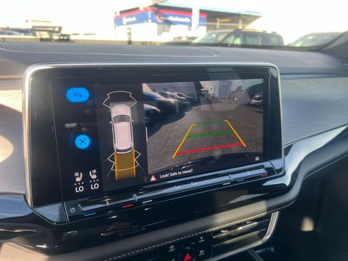 Used 2025 Volkswagen Atlas Cross Sport SE FWD image 25