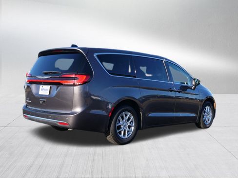 Used 2023 Chrysler Pacifica Touring-L image 3