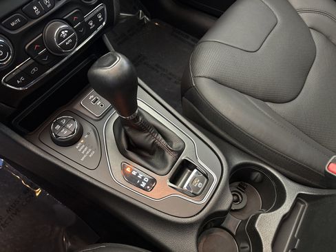 Used 2019 Jeep Cherokee Trailhawk AWD/4WD image 21
