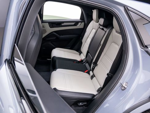 Certified 2025 Porsche Cayenne Coupe AWD/4WD image 16