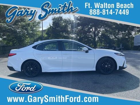 Used 2025 Toyota Camry SE FWD image 1