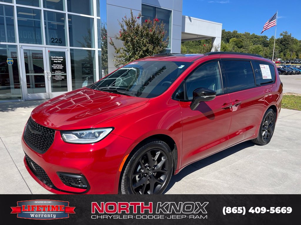 Used 2025 Chrysler Pacifica Limited FWD image 1