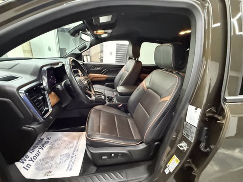 Used 2024 GMC Canyon AT4 w/ AT4 Premium Package AWD/4WD image 12