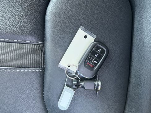 Used 2025 Honda Pilot Touring image 9