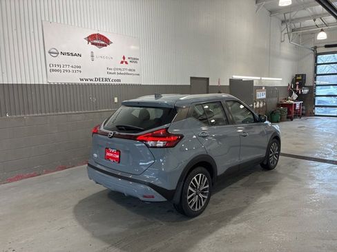 Used 2022 Nissan Kicks SV image 3