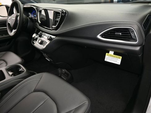 New 2026 Chrysler Pacifica Select image 42