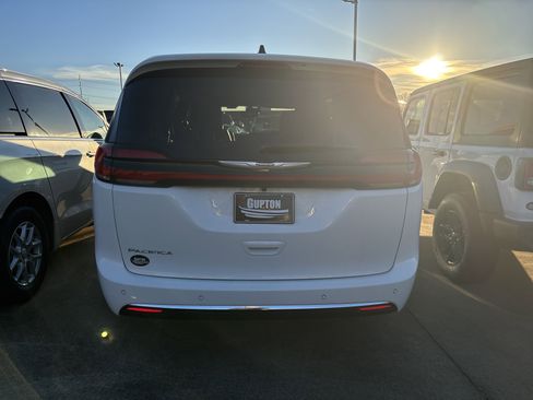 New 2026 Chrysler Pacifica Select image 7