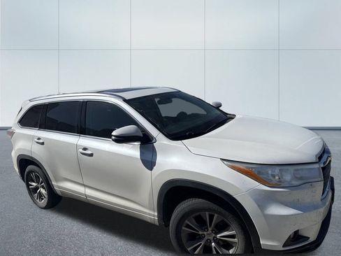 Used 2014 Toyota Highlander XLE FWD image 2